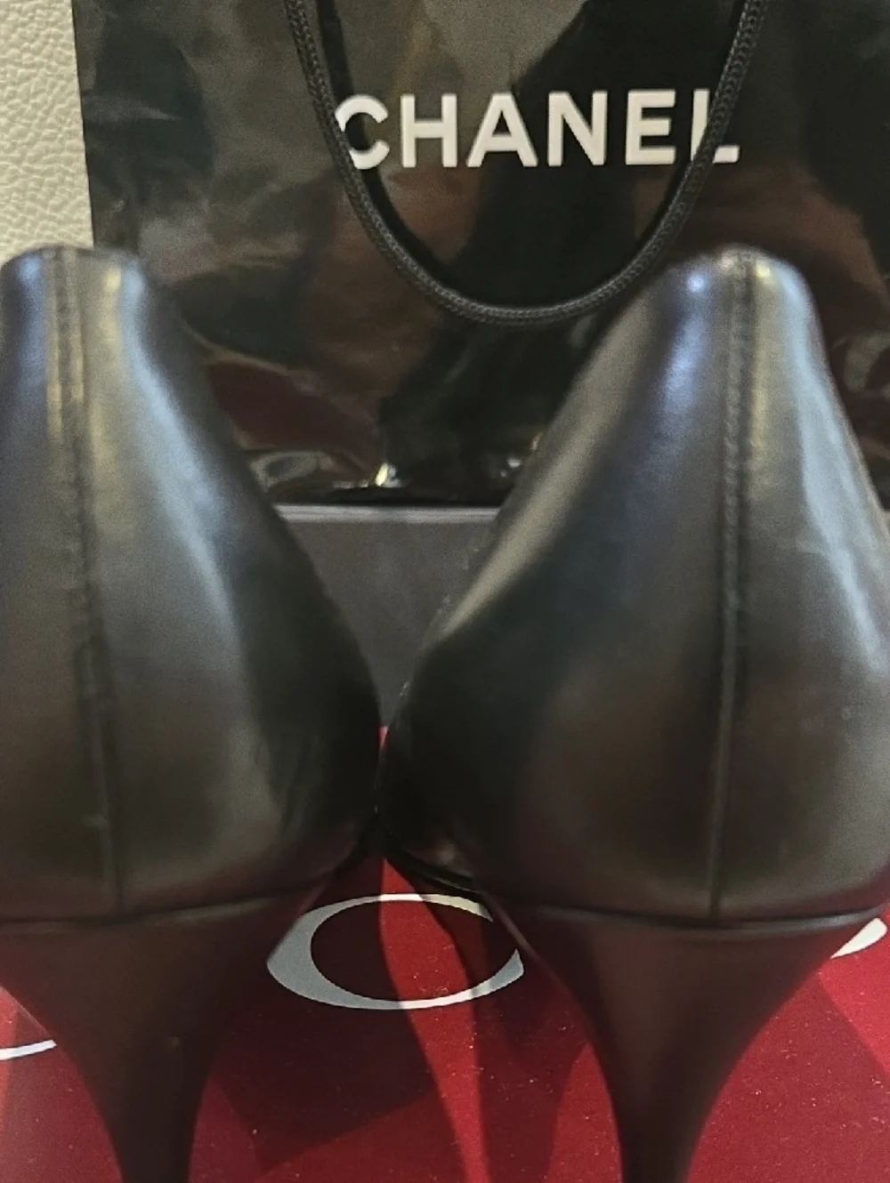 CHANEL Black Leather Women's Flats - Classic Round Toe - Picture 5 of 16